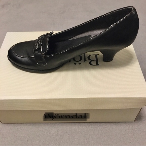 Aerosoles Black Leather Heels - Picture 3 of 7